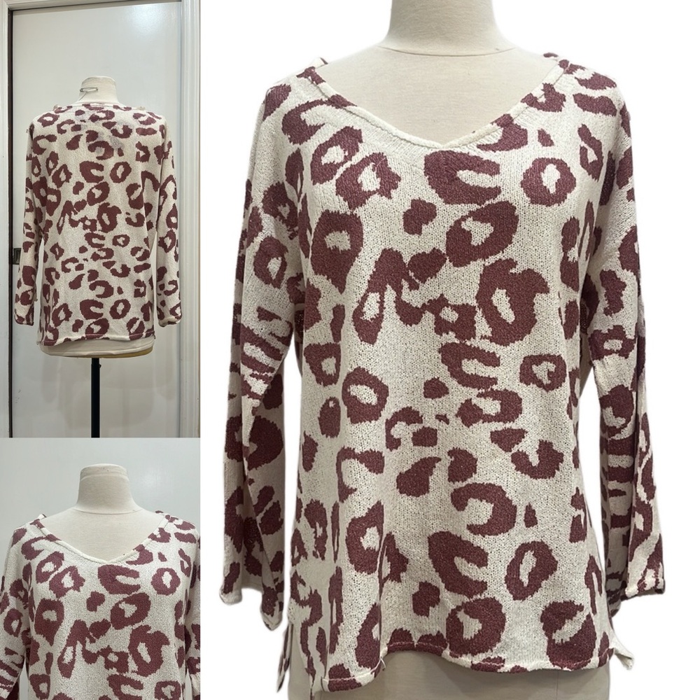 POL Women's V-Neck Sweater - Cream and Mauve Leopard Print size small